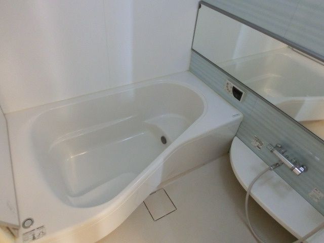 バス・シャワールーム　追い焚き付広めの浴槽