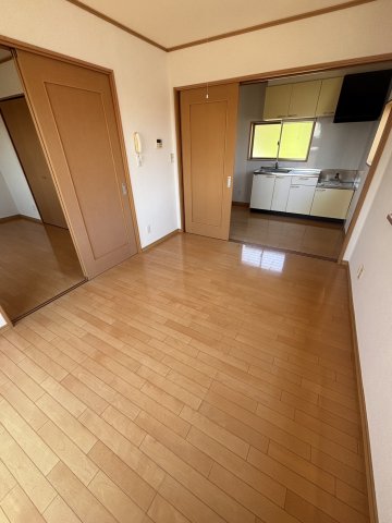 居室・リビング　現在補修中の為、同物件別室の写真となります