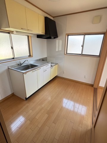 キッチン　現在補修中の為、同物件別室の写真となります