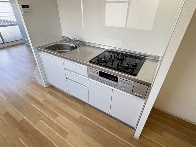 キッチン　現在リノベーション工事中です。色仕様は現況優先になります。