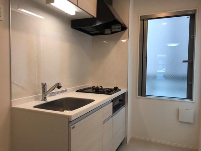 キッチン　お料理の幅が広がるグリル付き２口コンロのシステムキッチン