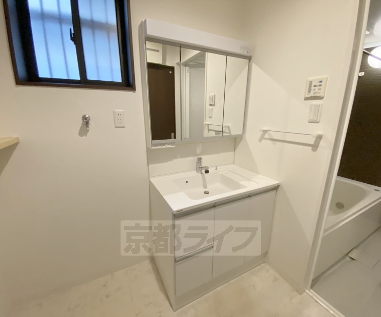 洗面設備　高級感の漂う洗面台ですね。