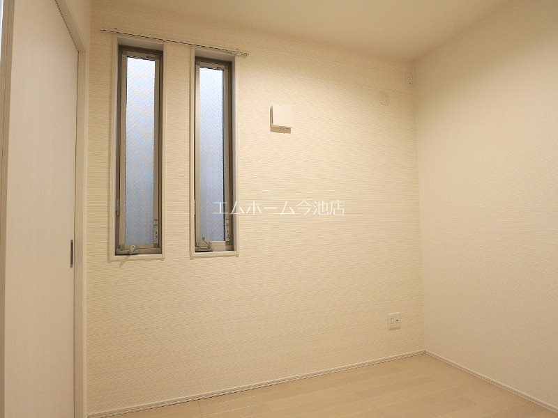 その他部屋・スペース　洋室3.0帖　窓付（換気良好）収納充実しています