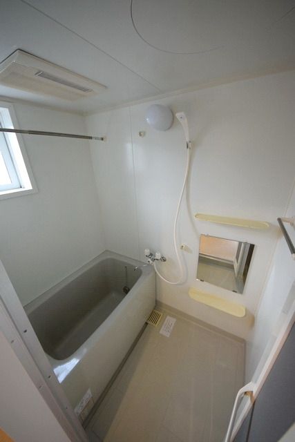 バス・シャワールーム　★バスルームに窓があります★