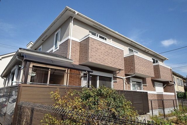 建物外観　★閑静な住宅街のテラスハウス・全戸南向きで日当たり良好・駅…