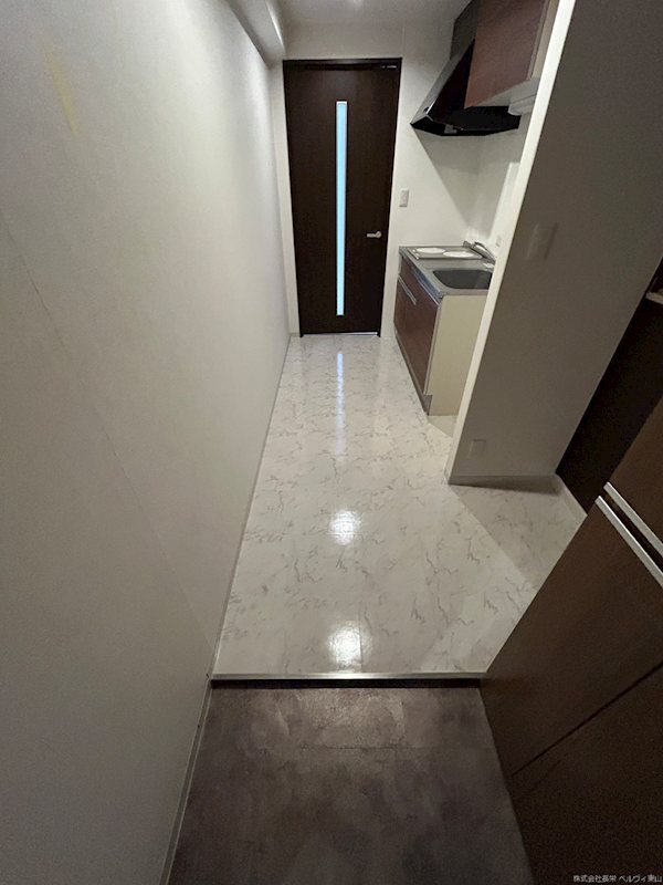 玄関　※別号室の参考写真です（実際のお部屋とは異なります）