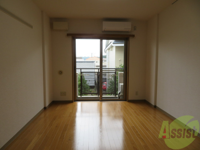 居室・リビング　採光があり、南向きの日当たりの良いお部屋です。