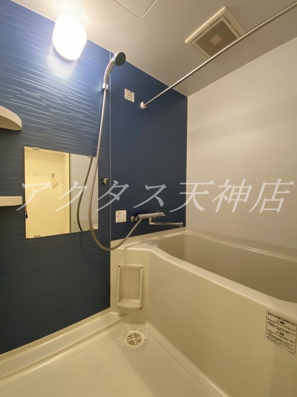 バス・シャワールーム　バスルームの面材のカラーはブルーです♪