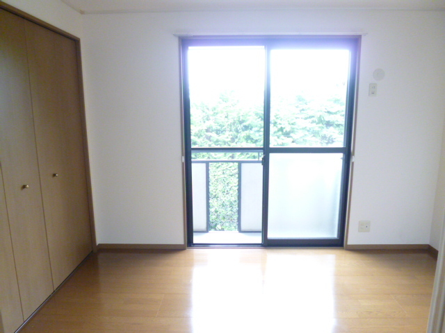 居室・リビング　南面の洋室６帖