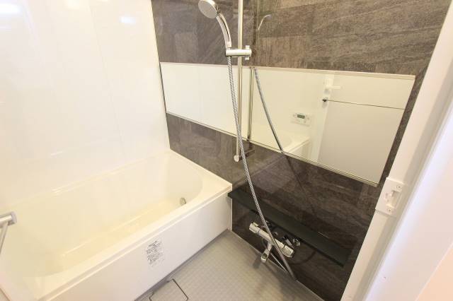 バス・シャワールーム　カラーパネルと大きな鏡が特徴的なお風呂