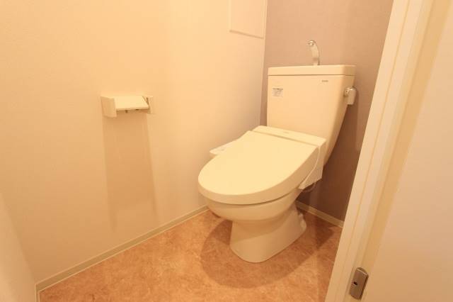 トイレ　個室トイレにはウォシュレットもついてます