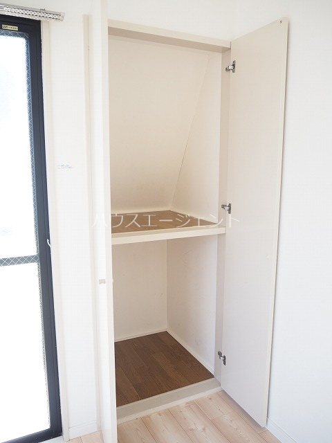 収納　収納スペースもあります。洋服もしまえますね。※写真は別号室参