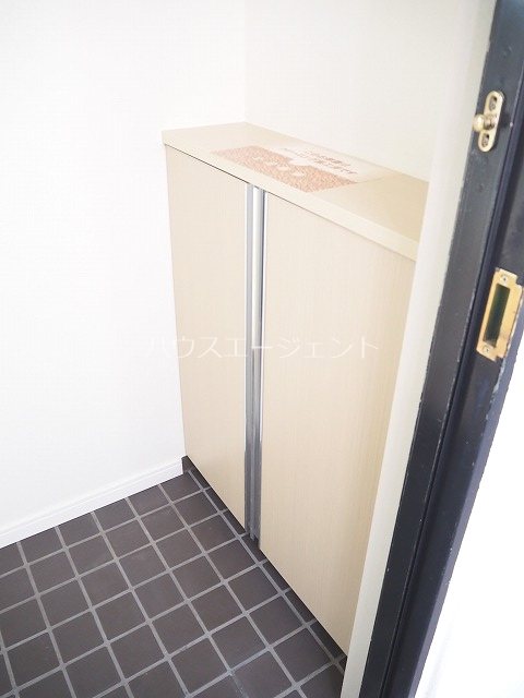 玄関　シューズボックスあるので、靴の収納場所にも困りません。※写真