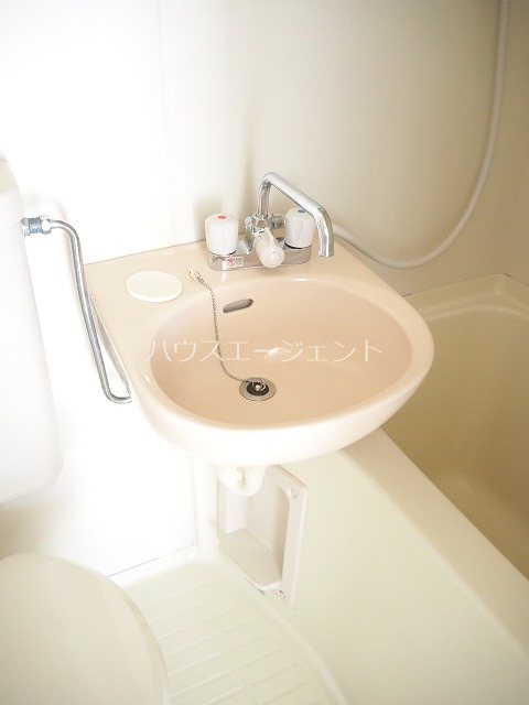 洗面設備　洗面台つきは、何かと便利※写真は別号室参考画像