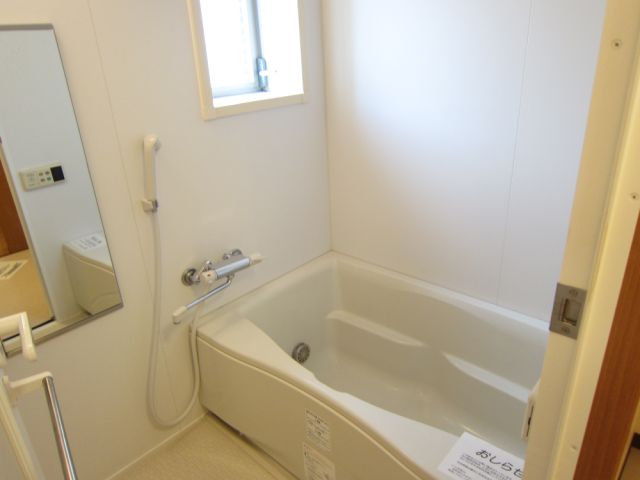 バス・シャワールーム　ゆったりできるお風呂、窓付きです