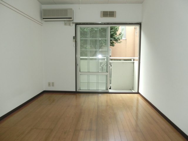 居室・リビング　南向きの明るい室内。 （※参考写真）