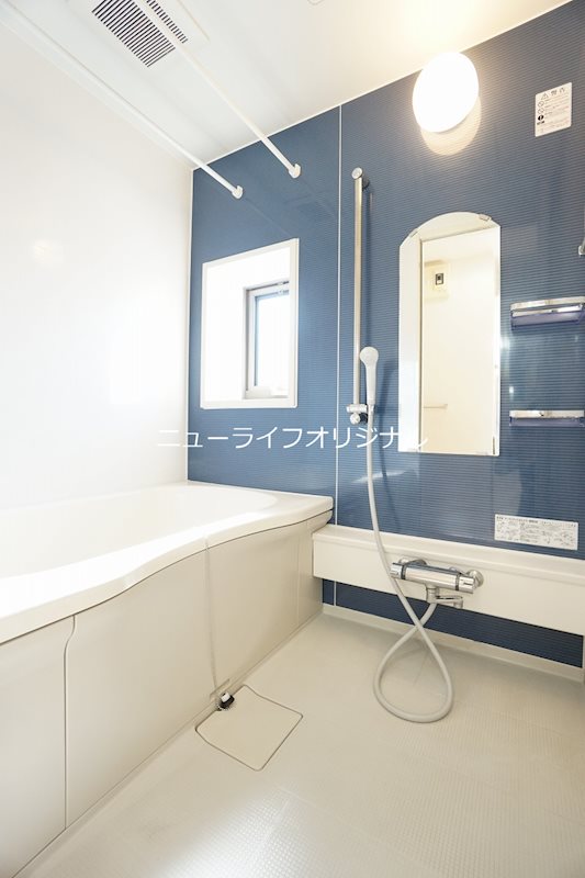 バス・シャワールーム　自然光の入るバスルームでくつろぎのひと時を。