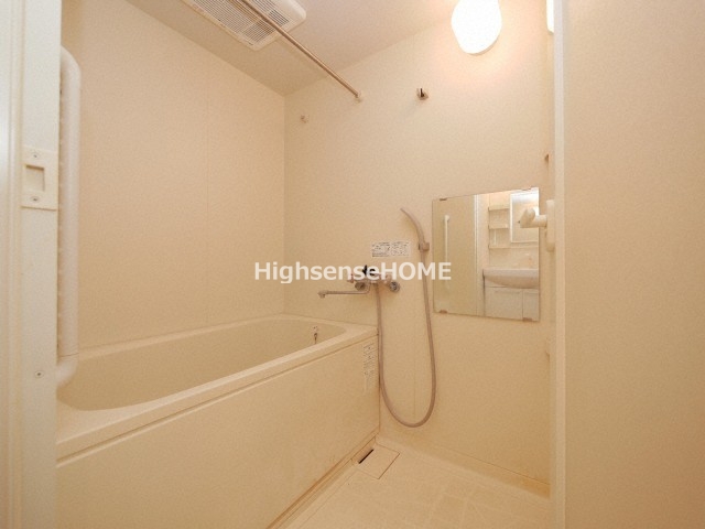 バス・シャワールーム　コンパクトで使いやすいお風呂です