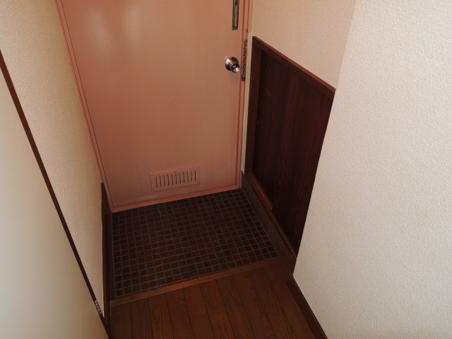 玄関　※同一仕様・別号室の参考写真