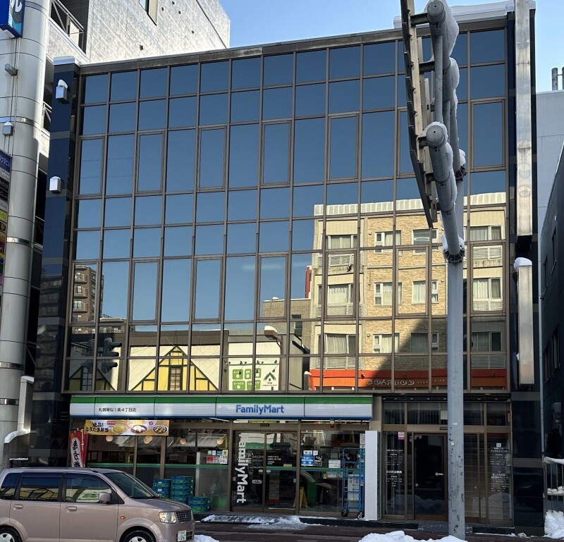 コンビニ　ファミリーマート札幌琴似1条4丁目店（コンビニ）まで212m