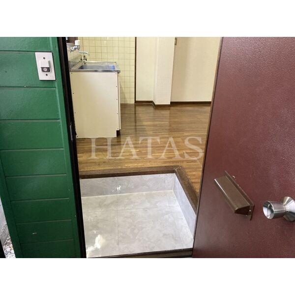 玄関　同物件別部屋の写真となります