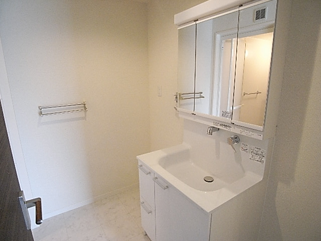 洗面設備　同形タイプのお部屋の写真になります。