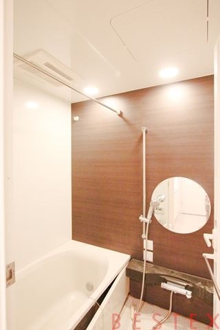 バス・シャワールーム　※同建物内・別タイプの参考写真です。