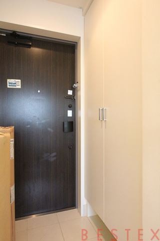 玄関　※同建物内・別タイプの参考写真です。
