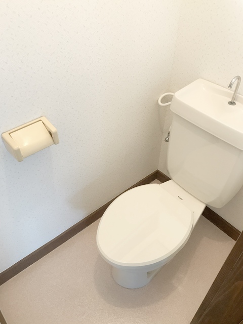 トイレ　※補修前の参考画像の為、設備等は現況優先。