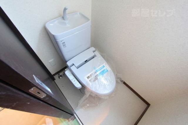 トイレ　お手洗い、嬉しい小窓付き
