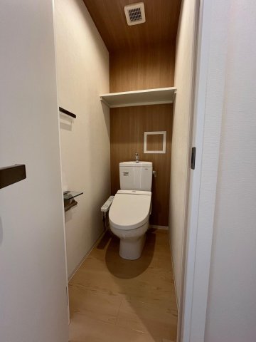 トイレ　見えないところもおしゃれに。温水洗浄便座付トイレ