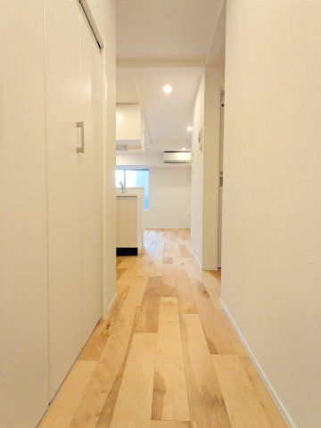 玄関　■モニタ付インターホン付き玄関■シューズラック■ダウンライト