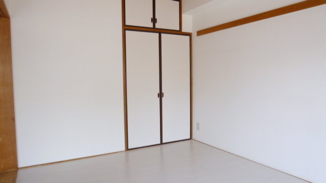 収納　バルコニー側の洋室の収納