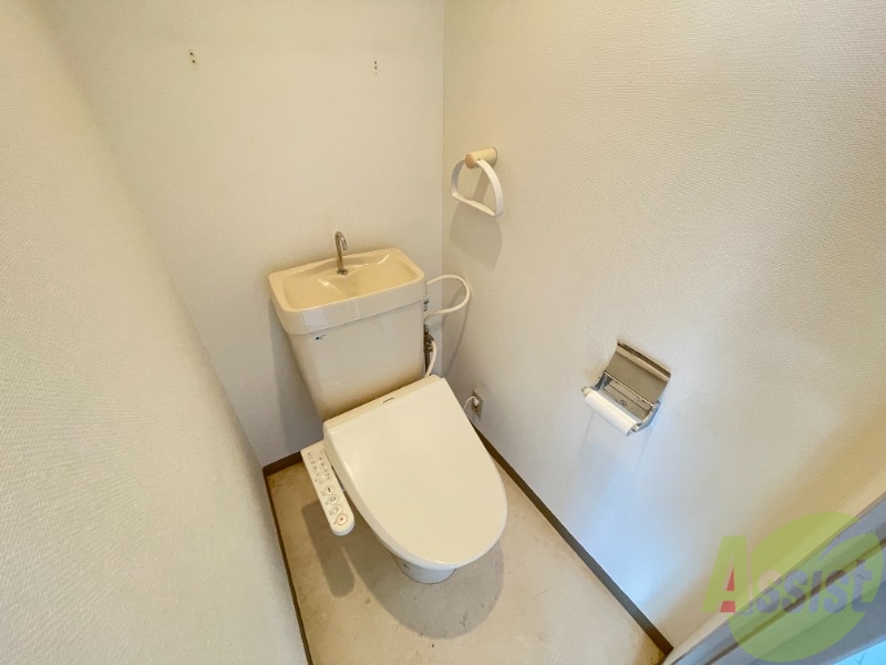トイレ　トイレはウォシュレット機能付きです。安心して使用できますね。