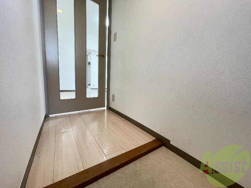 玄関　玄関からの様子です。すぐ部屋が見えないのは安心ですね。