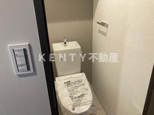 トイレ　落ち着いた色調のトイレです