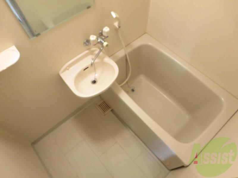 バス・シャワールーム　大きめの浴槽で一日の疲れを癒やしてください。