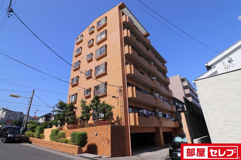 建物外観　オレンジ色のオシャレな外観。