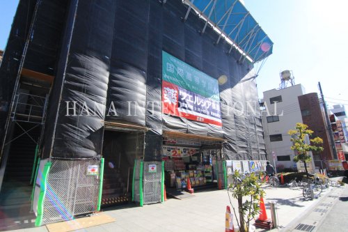 ドラックストア　ウエルシア草加松原店（ドラッグストア）まで290m