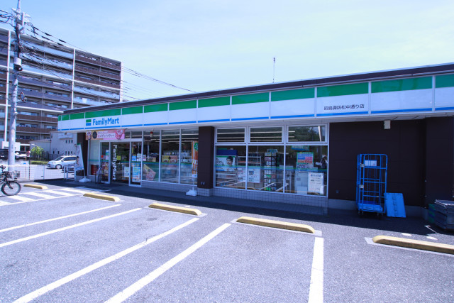 コンビニ　ファミリーマート　昭島諏訪松中通り店（コンビニ）まで260m