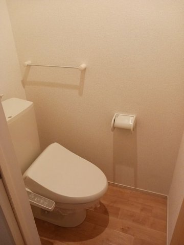 トイレ　落ち着いた色調のトイレです