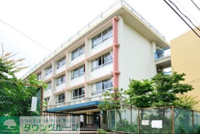 小学校　三鷹市立大沢台小学校（小学校）まで810m