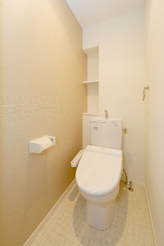 トイレ　落ち着いた色調のトイレです
