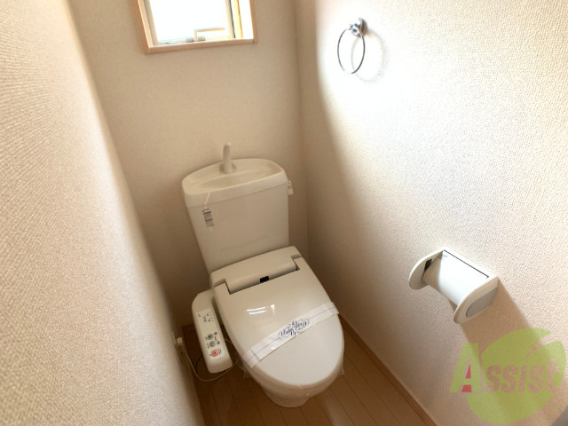 トイレ　便利な小窓とウォシュレット機能が嬉しいですね。