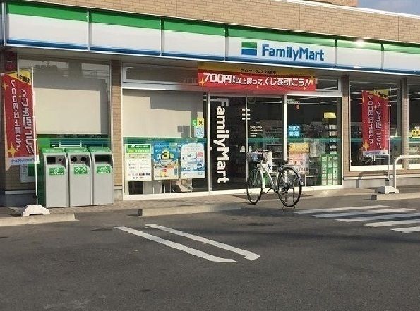 コンビニ　ファミリーマート（コンビニ）まで1000m
