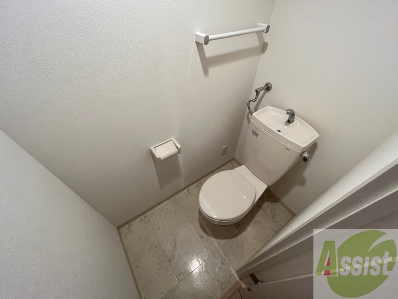 トイレ　こちらはトイレです。清潔感があり、安心して使用できます。