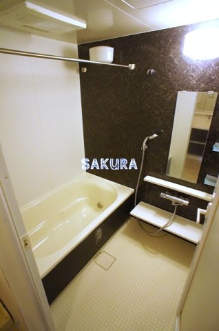 バス・シャワールーム　嬉しい追い焚き・浴室乾燥機付きです♪
