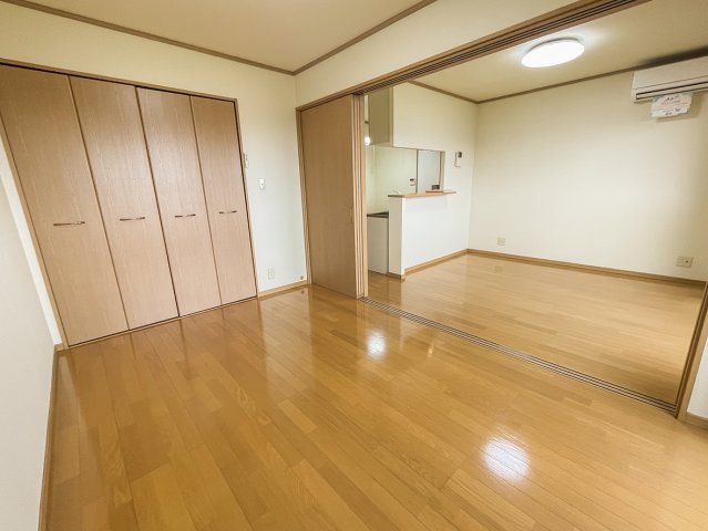 ネオサンライズの居間写真