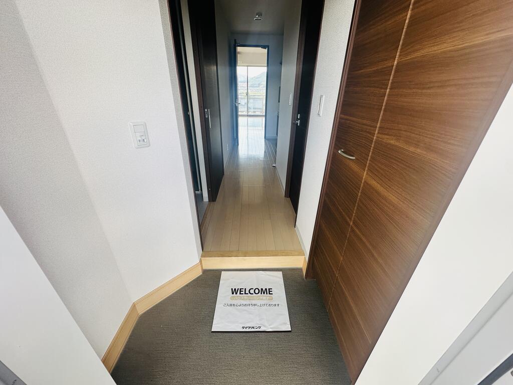 玄関　※反転タイプのお部屋になります。
