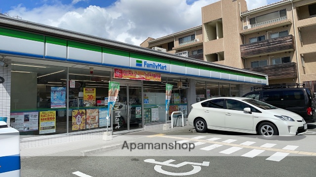 コンビニ　ファミリーマート（コンビニ）まで533m